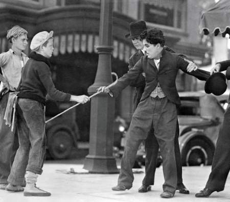 Charle Chaplin Katta shahar chiroqlari